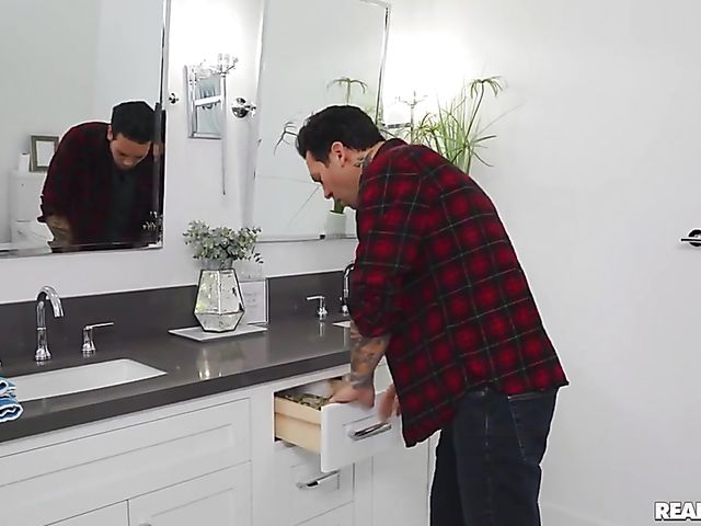 Brunette threesome with young sluts Aria Lee and Vanessa Sky seducing Small Hands in the shower