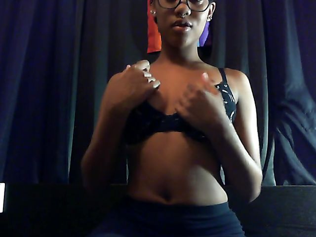 Amateur ebony webcam stream with toys in ripped pantyhose