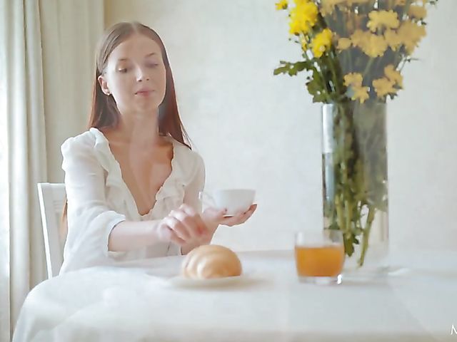 Skinny solo beauty Taylor fingering in the morning