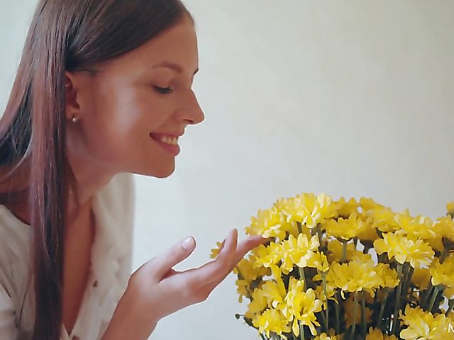 Skinny solo beauty Taylor fingering in the morning