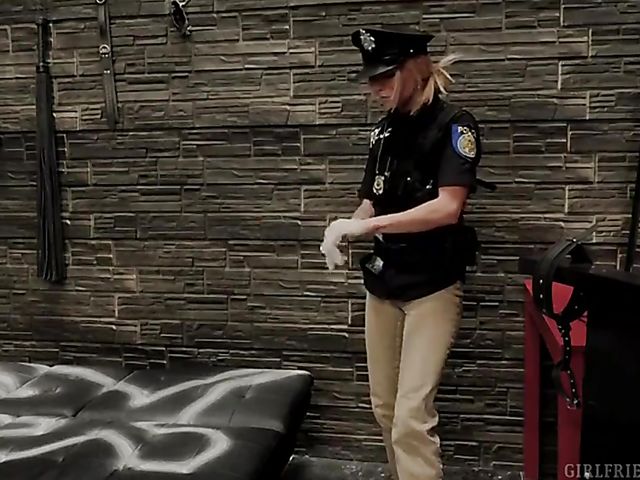 Lesbian police woman Eva Long loves Diana Grace's pussy