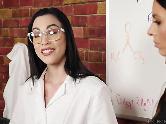 Lesbian police woman Eva Long loves Diana Grace's pussy