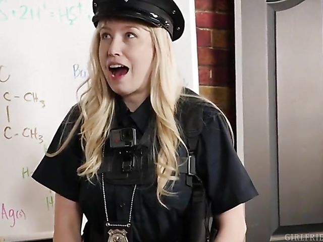 Lesbian police woman Eva Long loves Diana Grace's pussy