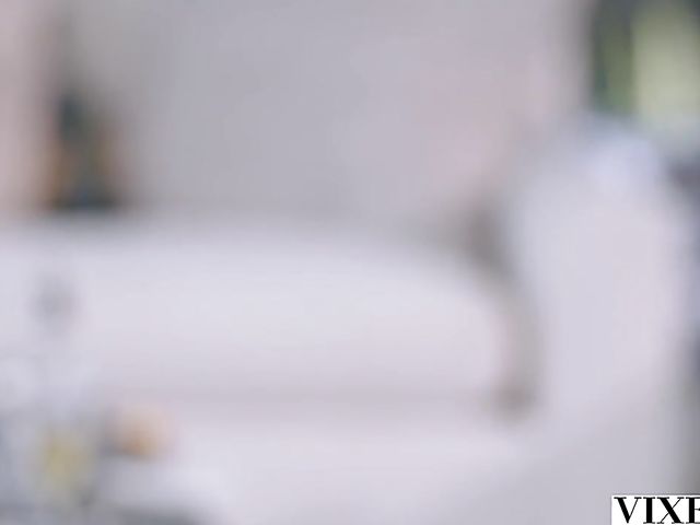 Ebony FMM 3some on graduation day with Scarlett Bloom and Kira Noir