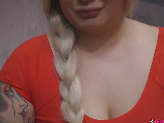 Shaye Cole - Chubby masturbating with a hairbrush