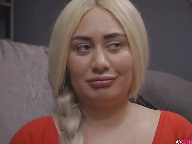 Shaye Cole - Chubby masturbating with a hairbrush