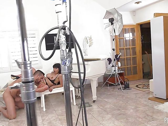 Photoshoot sex with big boobed model Aryana Amatista