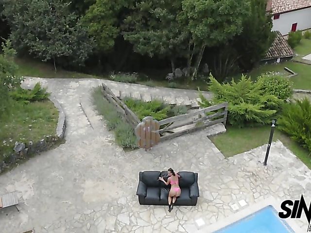 Poolside DP squirt outdoors with bikini girl Daphne Klyde