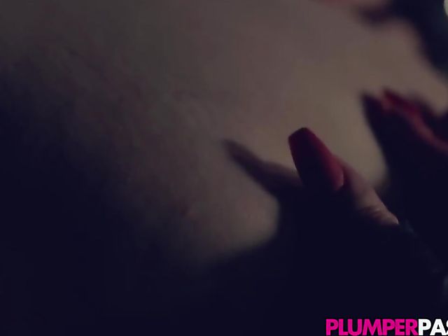  Super-sized BBW mistress in latex and leather Apple Cummings plays alone