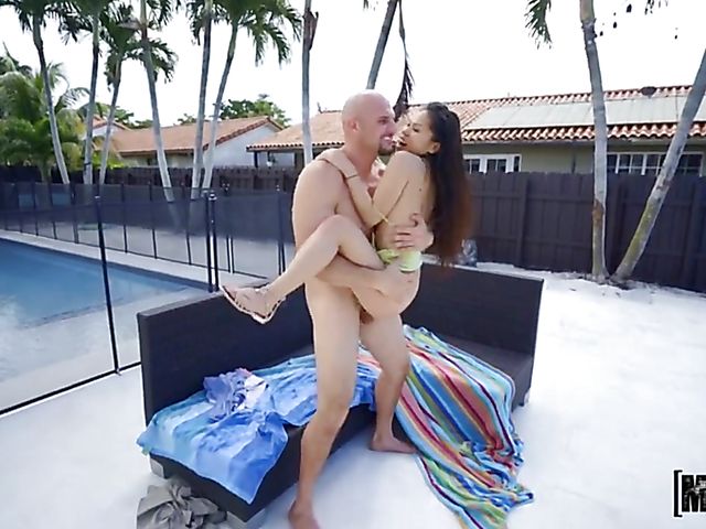 Vietnamese petite asian Evie Ling gets screwed outside