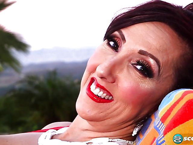 Missy Masters - Nice looking mature fingering at sunset