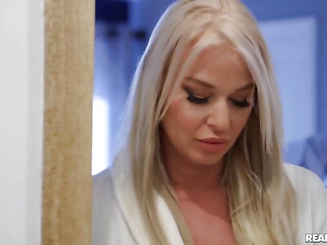 Busty London River and cute Aften Opal in Moms Bang Teens