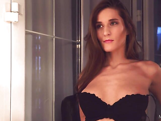 Great looking hot babe Elina fingering herself