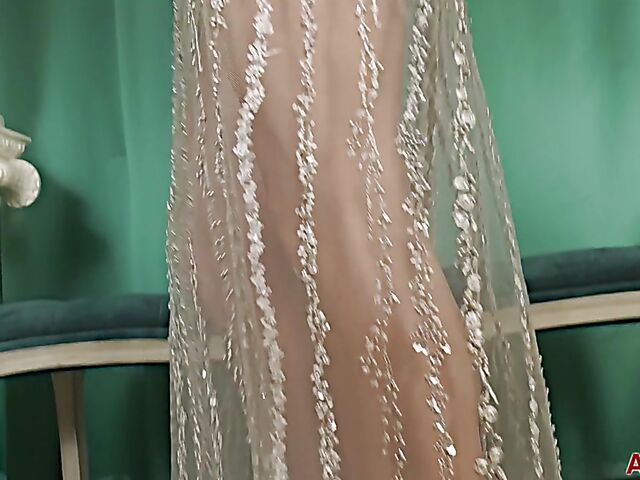 Lisa K - Exquisite MILF skinny body exposed