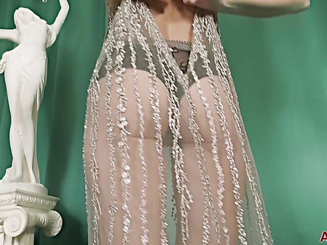 Lisa K - Exquisite MILF skinny body exposed