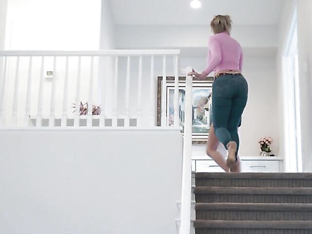 Big titted lesbian mom Dee Williams pays a visit to Aften Opal