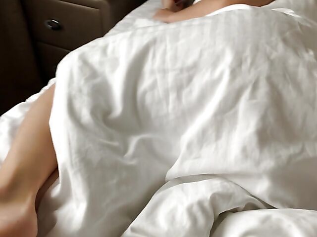 Eva Elfie - Sleepy teen creampie in her bald pussy in the morning