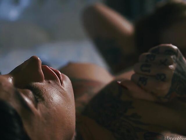 Lesbian tattoo babe Jessie Lee eats Scarlett Sage's pussy in the night