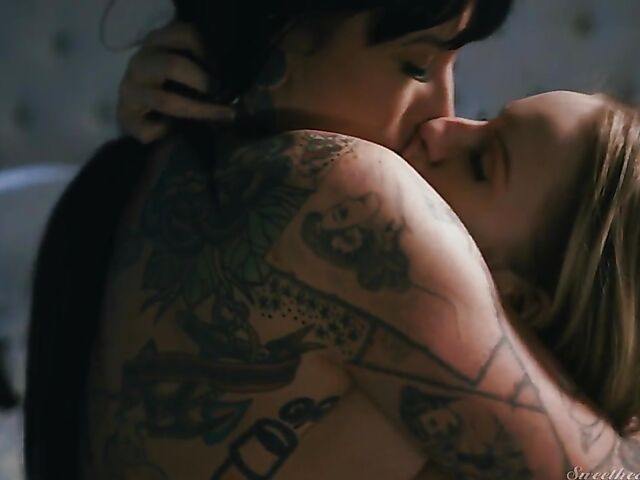 Lesbian tattoo babe Jessie Lee eats Scarlett Sage's pussy in the night