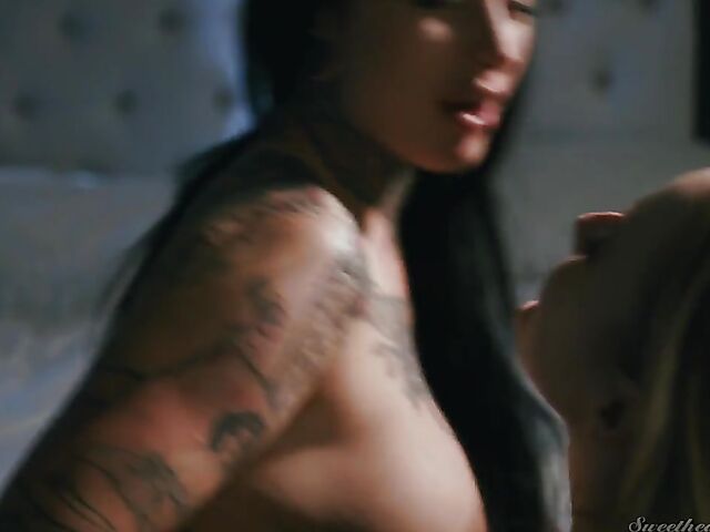 Lesbian tattoo babe Jessie Lee eats Scarlett Sage's pussy in the night