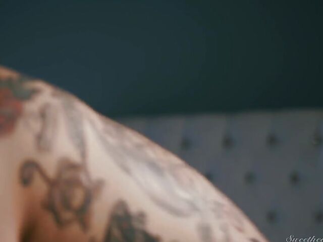 Lesbian tattoo babe Jessie Lee eats Scarlett Sage's pussy in the night