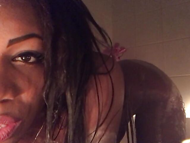 ASMR Solo ebony bath in the candlelight with curvy MochaLaMulata