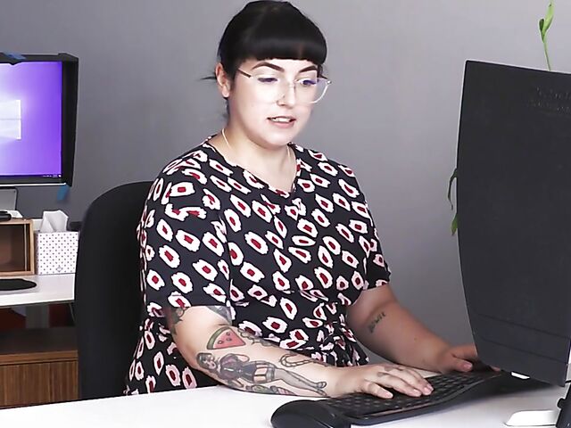 Girl with glasses Luna Lux masturbating at work
