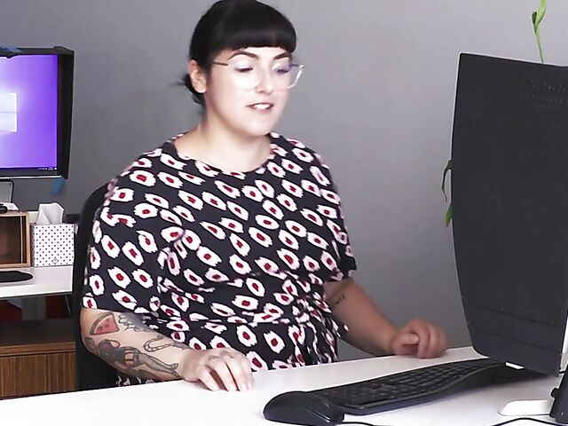 Girl with glasses Luna Lux masturbating at work