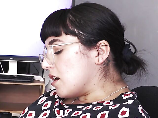 Girl with glasses Luna Lux masturbating at work