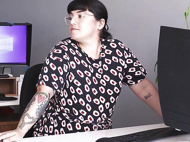 Girl with glasses Luna Lux masturbating at work