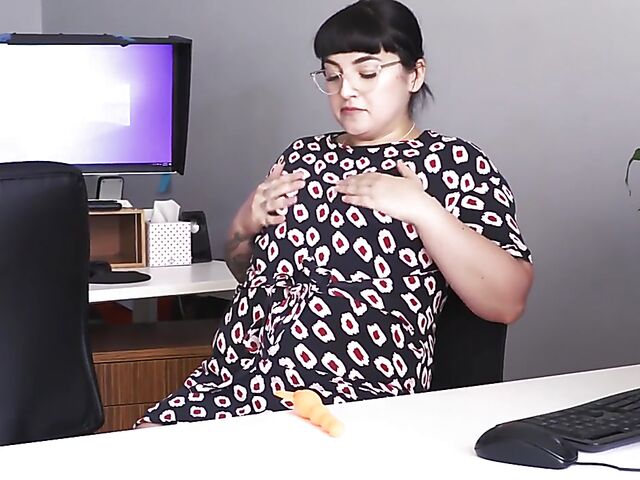 Girl with glasses Luna Lux masturbating at work