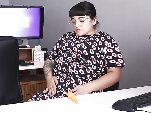 Girl with glasses Luna Lux masturbating at work
