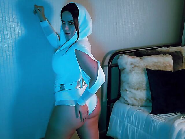 Curvy solo model Bryci as Leia shows off her big melons and bubble butt