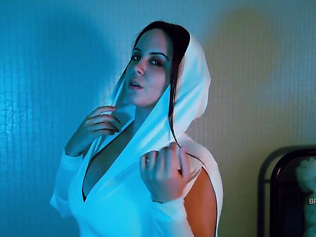 Curvy solo model Bryci as Leia shows off her big melons and bubble butt