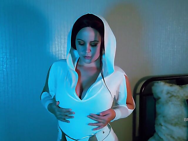 Curvy solo model Bryci as Leia shows off her big melons and bubble butt