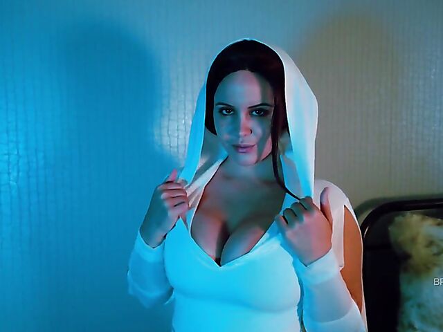 Curvy solo model Bryci as Leia shows off her big melons and bubble butt