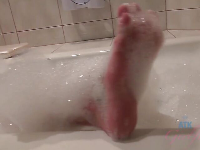 Kiera Daniels - Teen fingering her tight hole after bath