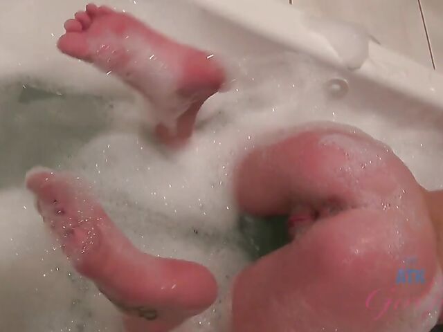 Kiera Daniels - Teen fingering her tight hole after bath