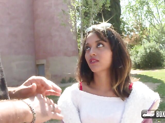 Scarlet's public sex adventure in Prague