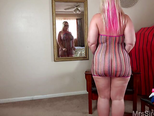 Dee Siren's thick ass exposed while changing outfits