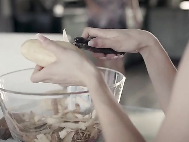 India Summer & Elsa Jean - MILF and teen share a cock