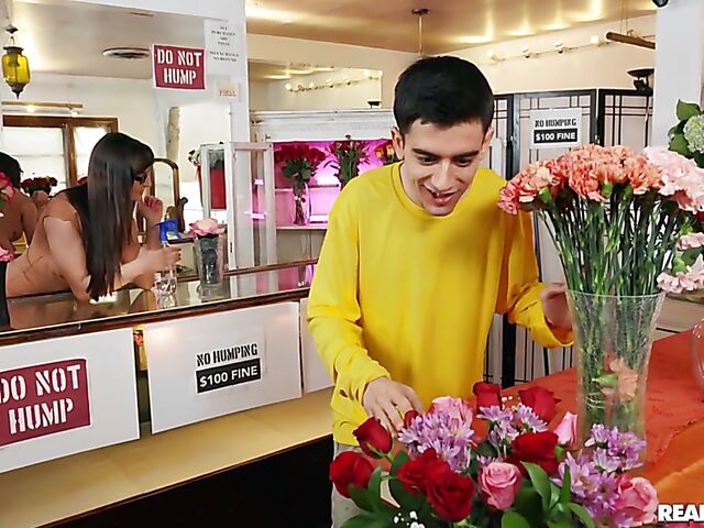 Lexi Luna - MILF fucks boy and her pussy feels much better than his fleshlight flower