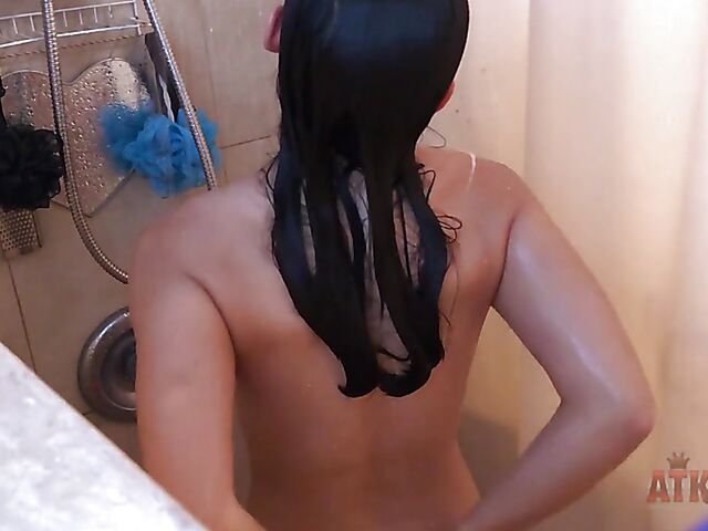 Shower solo with exotic girl Iris Ivy aka Papaya Zero