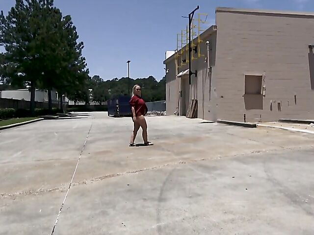 Mrs Siren's public masturbation and blowjob