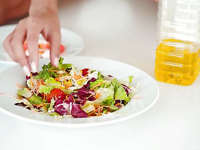 Skinny blonde Lisa Dawn masturbating to food