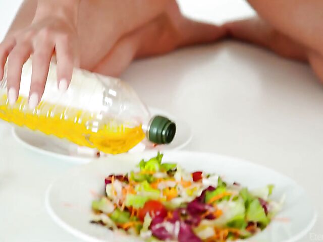 Skinny blonde Lisa Dawn masturbating to food