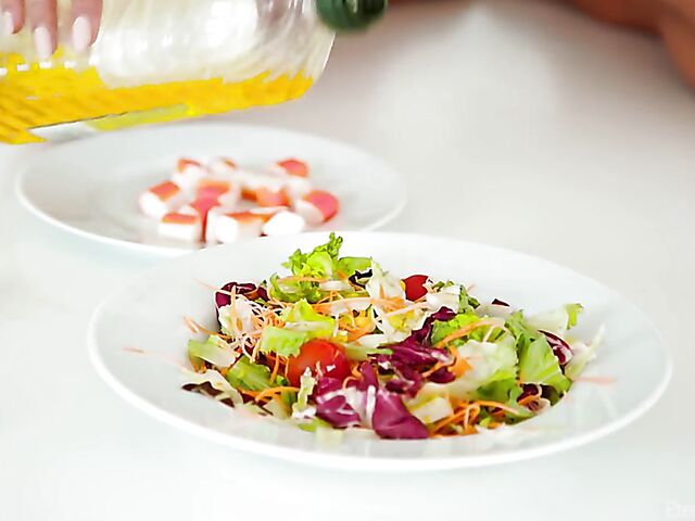 Skinny blonde Lisa Dawn masturbating to food