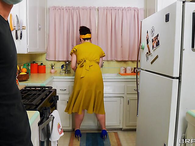 Anal kitchen disinfection with masked big ass mom Siouxsie Q during the pandemic
