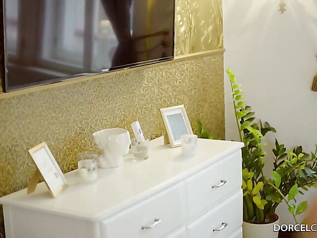 Alexis Crystal anal 3some with two studs in her bedroom