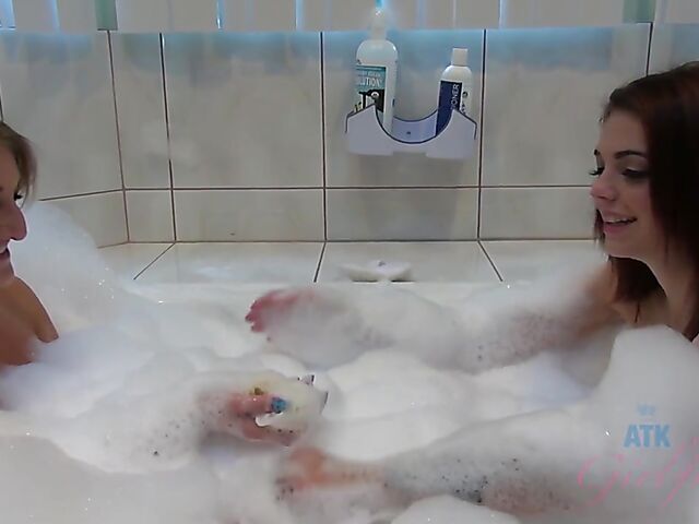 Lesbian bath and shower with Kiera Winters